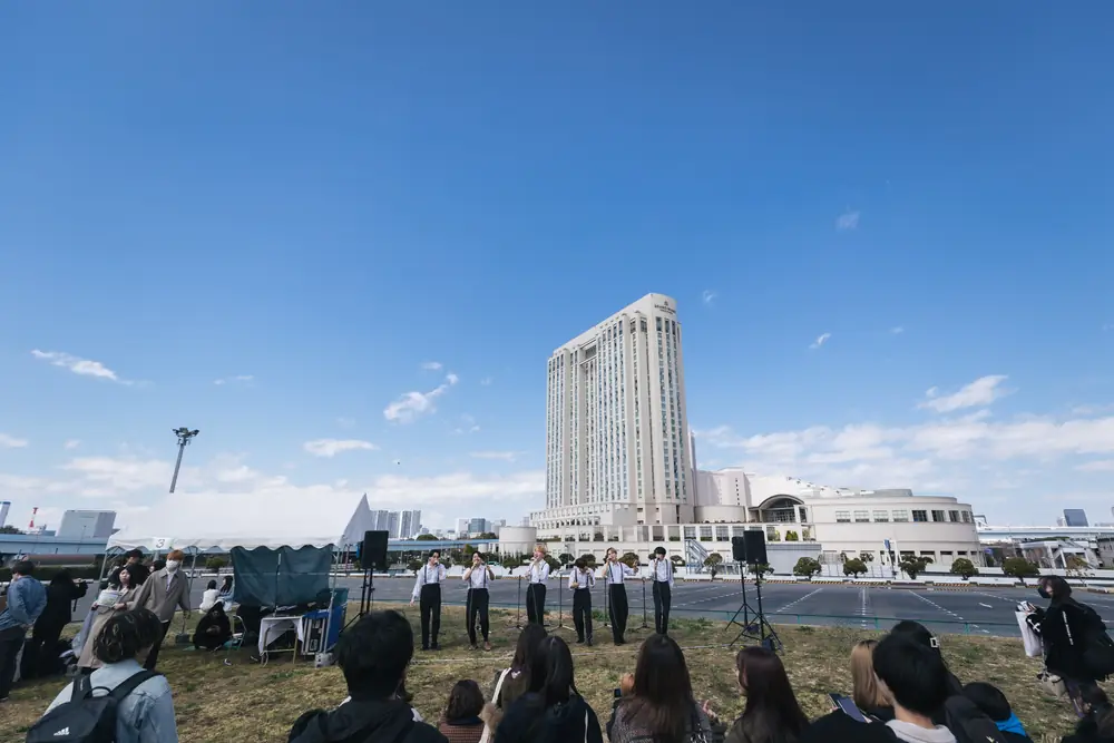 青空の下のストリートステージ