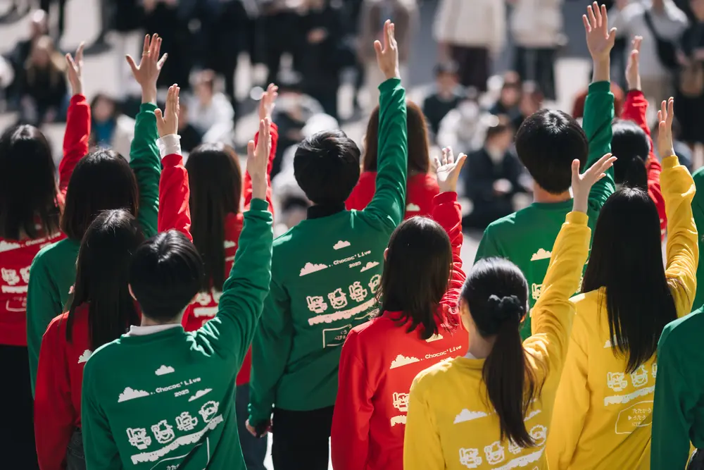 揃いのTシャツで盛り上がるサークル