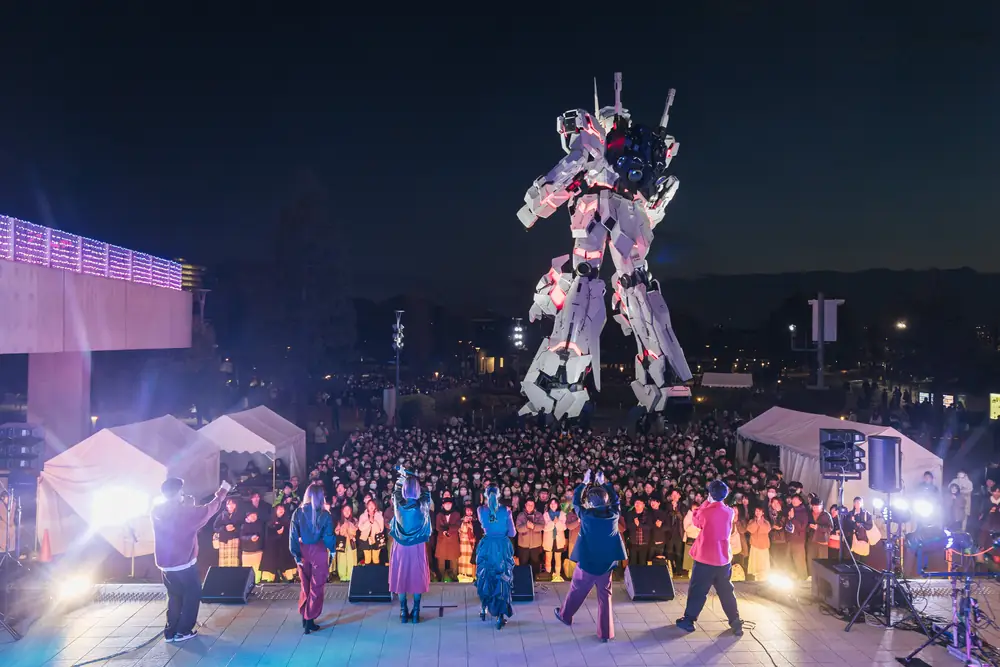 夜のユニコーンガンダム前のステージ